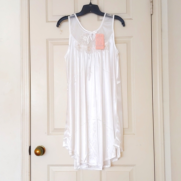 NWT. Woman's Flower embroidered nightgown. - Picture 2 of 5